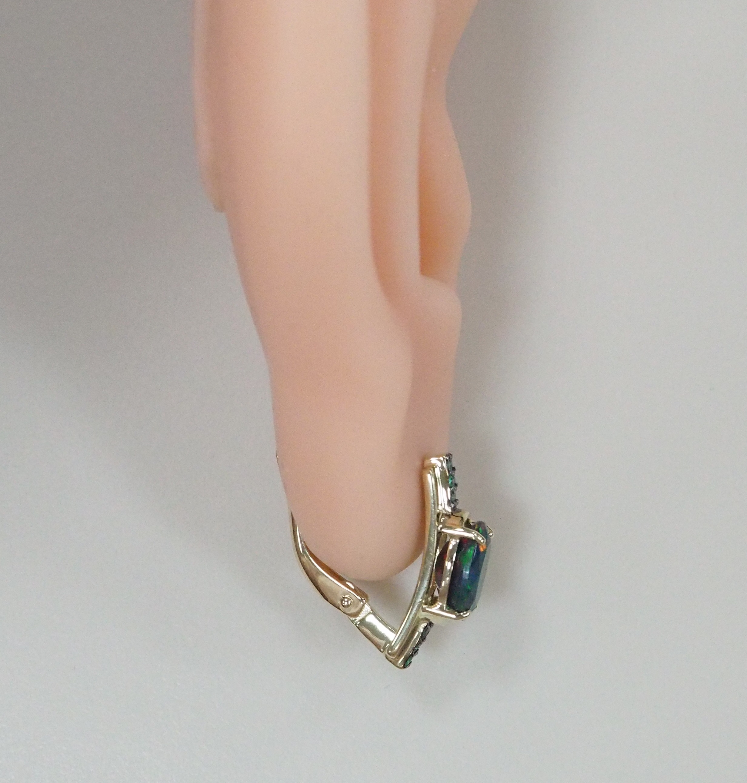 Серьги из желтого золота с опалами